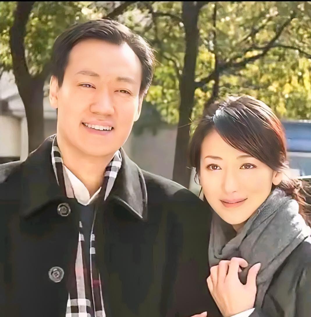 一张合影，左边是辛柏青，右边一位女性，两人站得很近，笑容都挺自然。可问题来了——