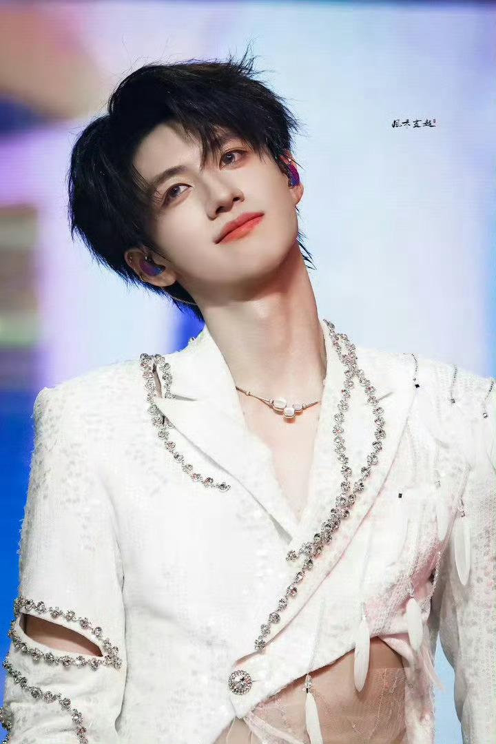 品牌方找朱志鑫站姐要图 朱志鑫戴30w+高奢珠宝，公司不给镜头还不发图，逼的品牌