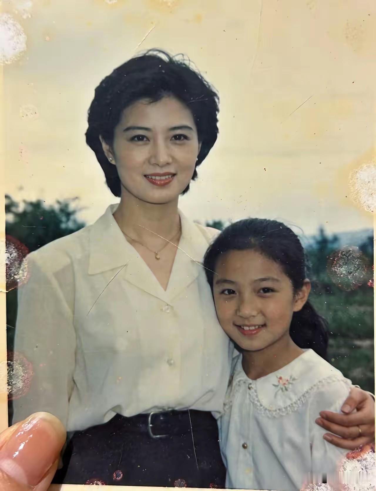 翻出1995年和母亲的合影，瞬间思绪万千。
镜头下的母亲从容温婉，温柔地将年少的