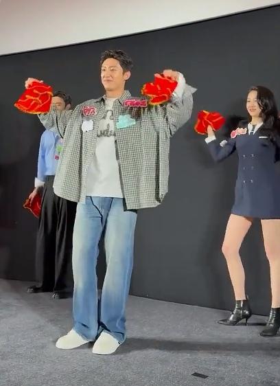 黄景瑜穿个怀旧版牛仔裤大跳东北二人转，一格子衬衫，蓝色牛仔裤，一双小白鞋，又时尚