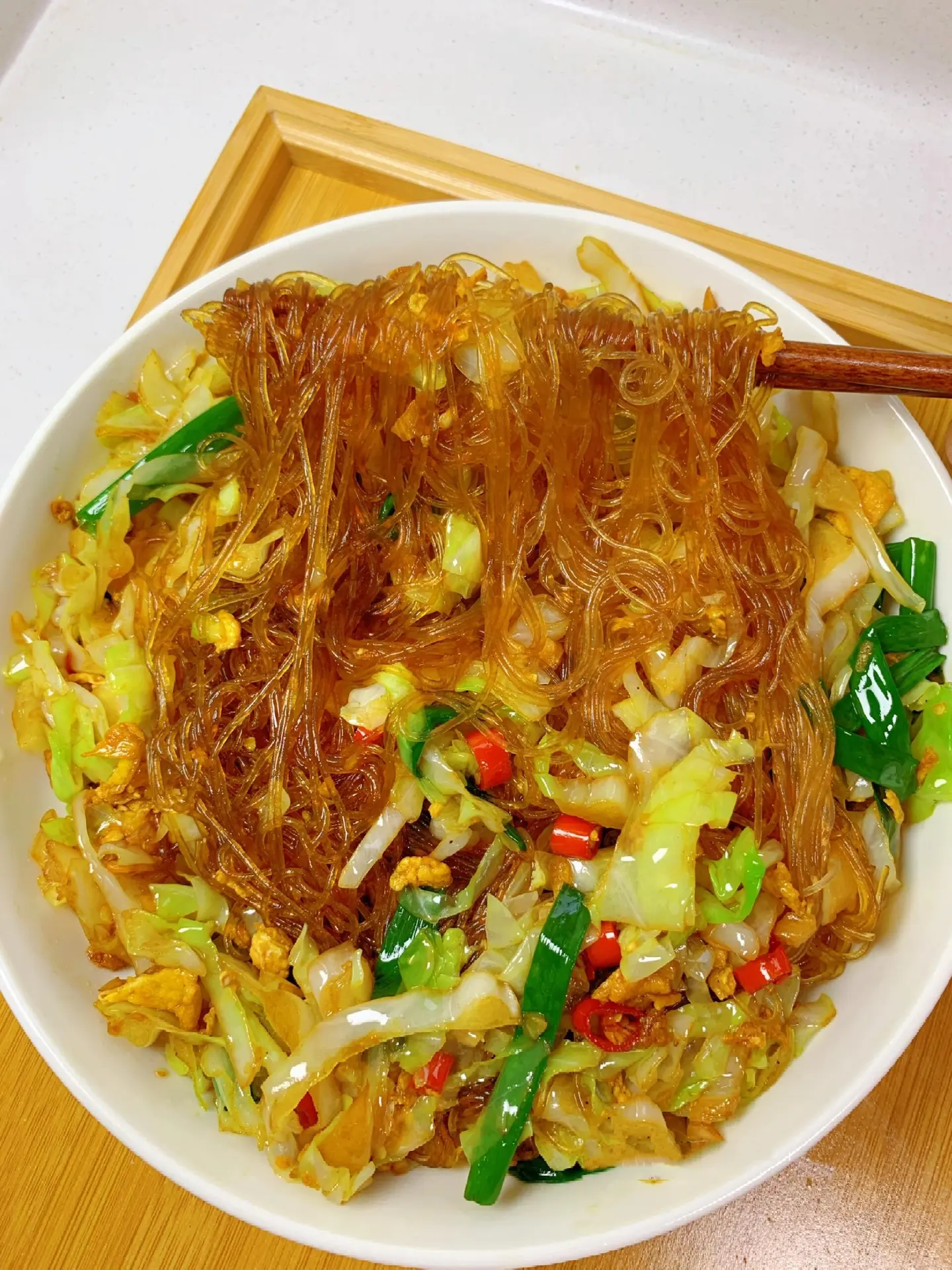 一定要去试试这个包菜炒粉丝，真的好吃。包菜炒粉丝，比肉还香涵 低卡营养...