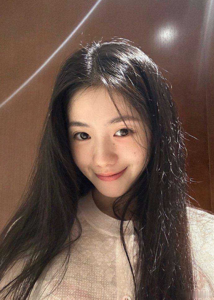 主角忆秦娥二公舞台整场表演情绪饱满气场十足，完美诠释出女子身上的飒爽风骨易青娥二