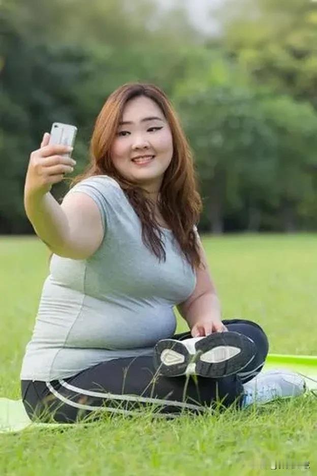 我大抵是倦了
横坚都瘦不下来
起身端一盘红烧肉
这悲伤莫明的由来
焦虑的看着那两