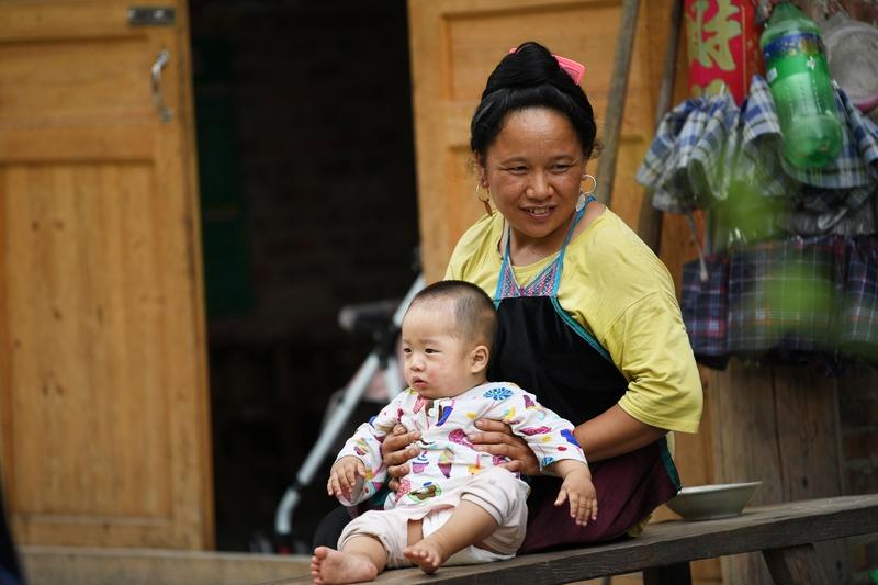 以前农村重男轻女严重，老一辈觉得养儿才能防老，为了生儿子甚至跑到外地生。但现在情