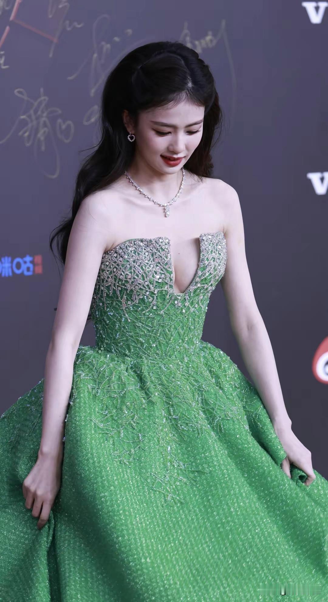 白鹿红毯上的明媚贵气！

一身亮眼的绿色抹胸蓬蓬礼服，裙身铺满细碎闪钻与珠绣，长