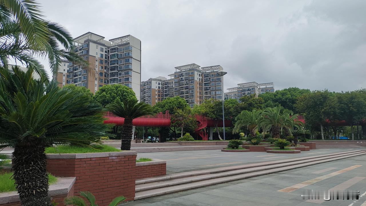 不少网友说，住多层楼实惠，罗列优点一大堆，步梯房公摊面积小，得房率高，南北通透，