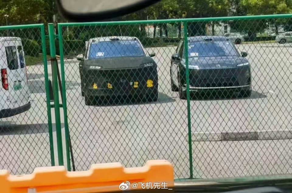 蔚来 ES9 来了？[笑而不语]1、从尺寸看，车长和车高比 ES8 还大一号，估