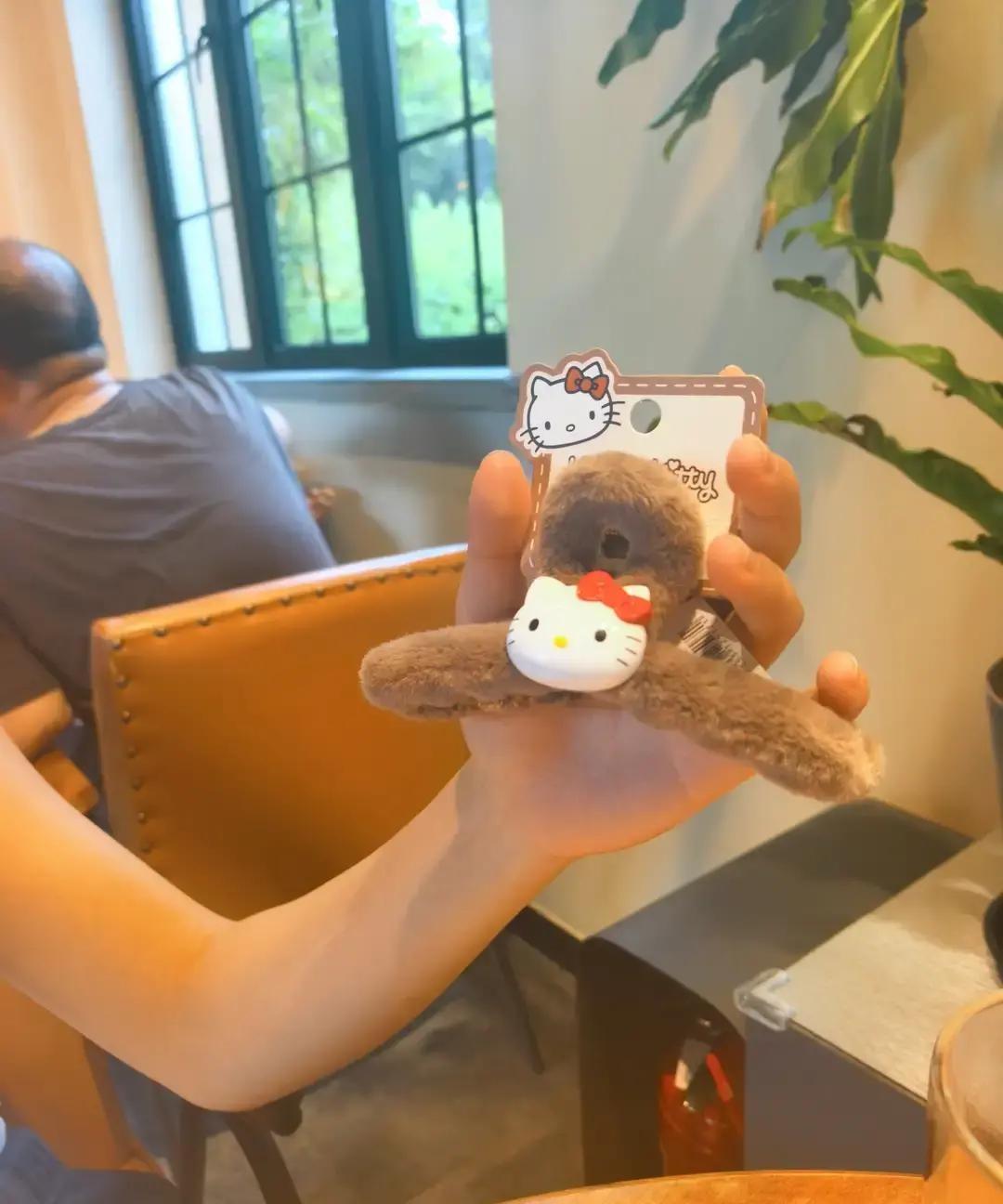 一个人走进咖啡馆，很多时候不是孤单，而是在给自己留一段安静的呼吸。

前阵子，我