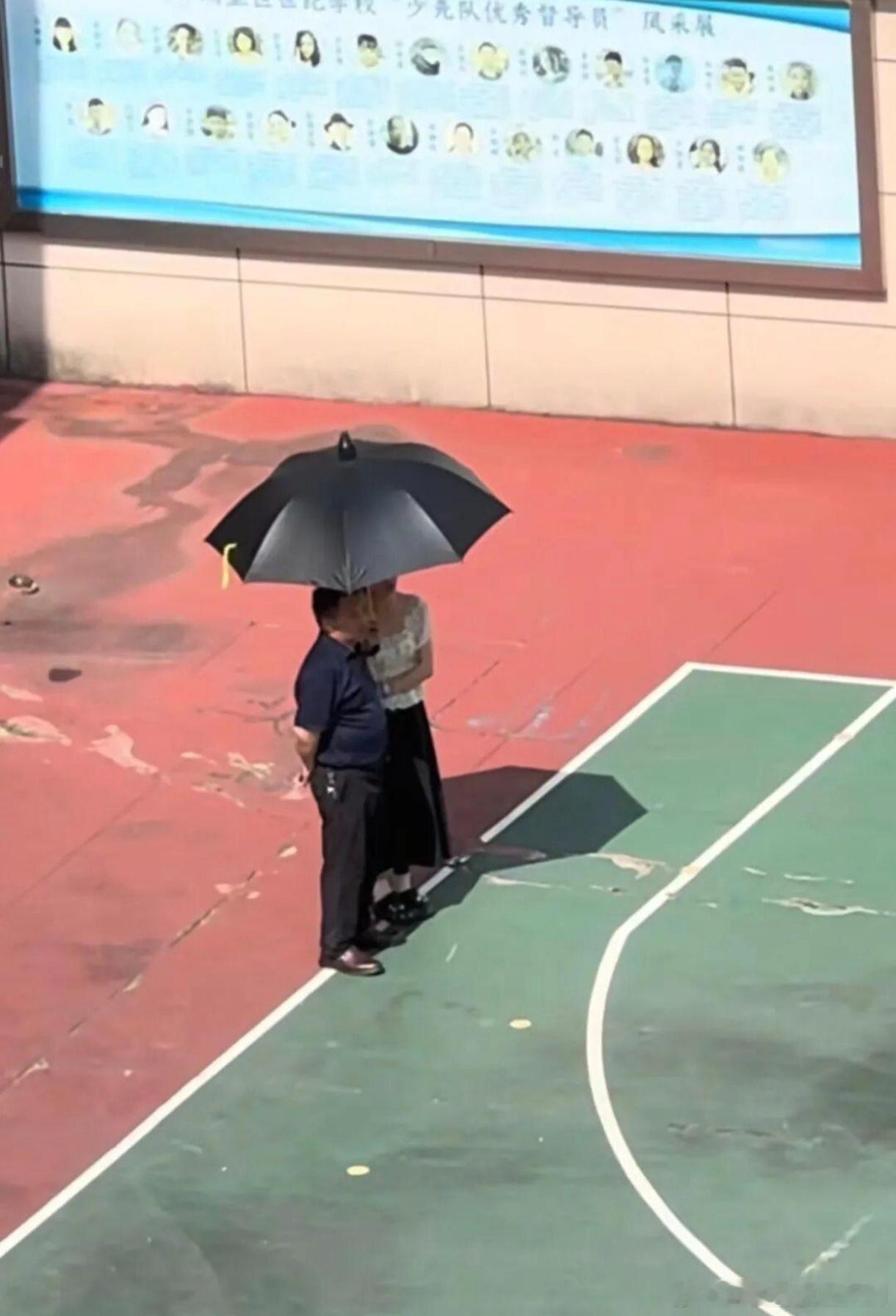 女教师打伞事件双方并非父女 反转了，但反转的不是关系，是全网的"看图定罪"本能。