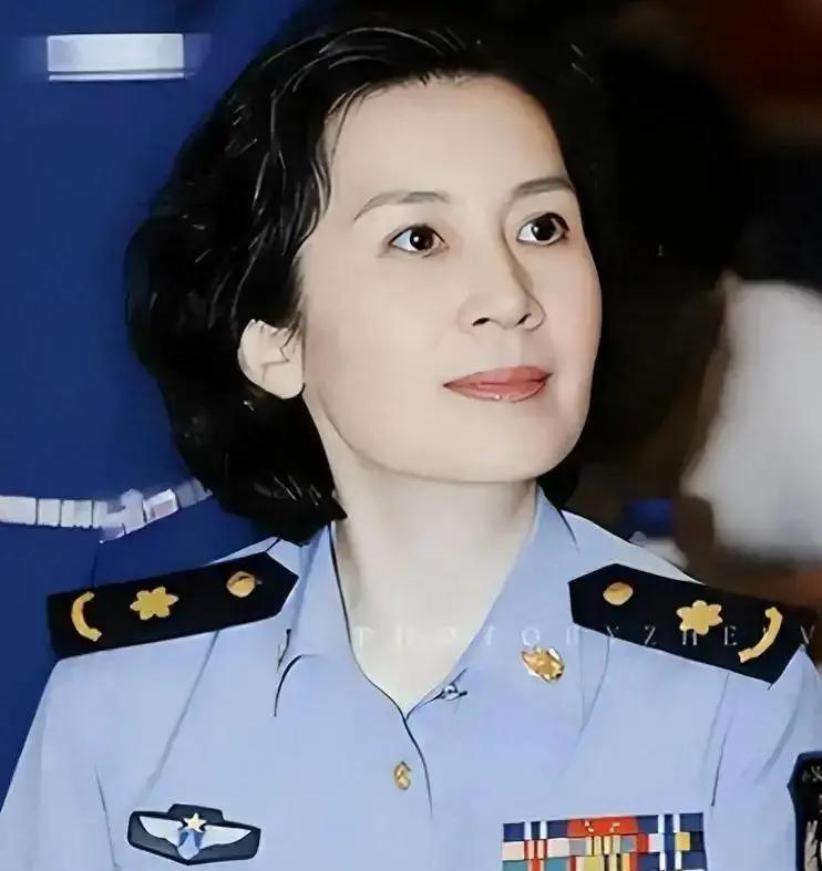 她25岁结婚，丈夫说“你演那些搂搂抱抱的戏，我脸上挂不住”。她演了八年贤妻，最后