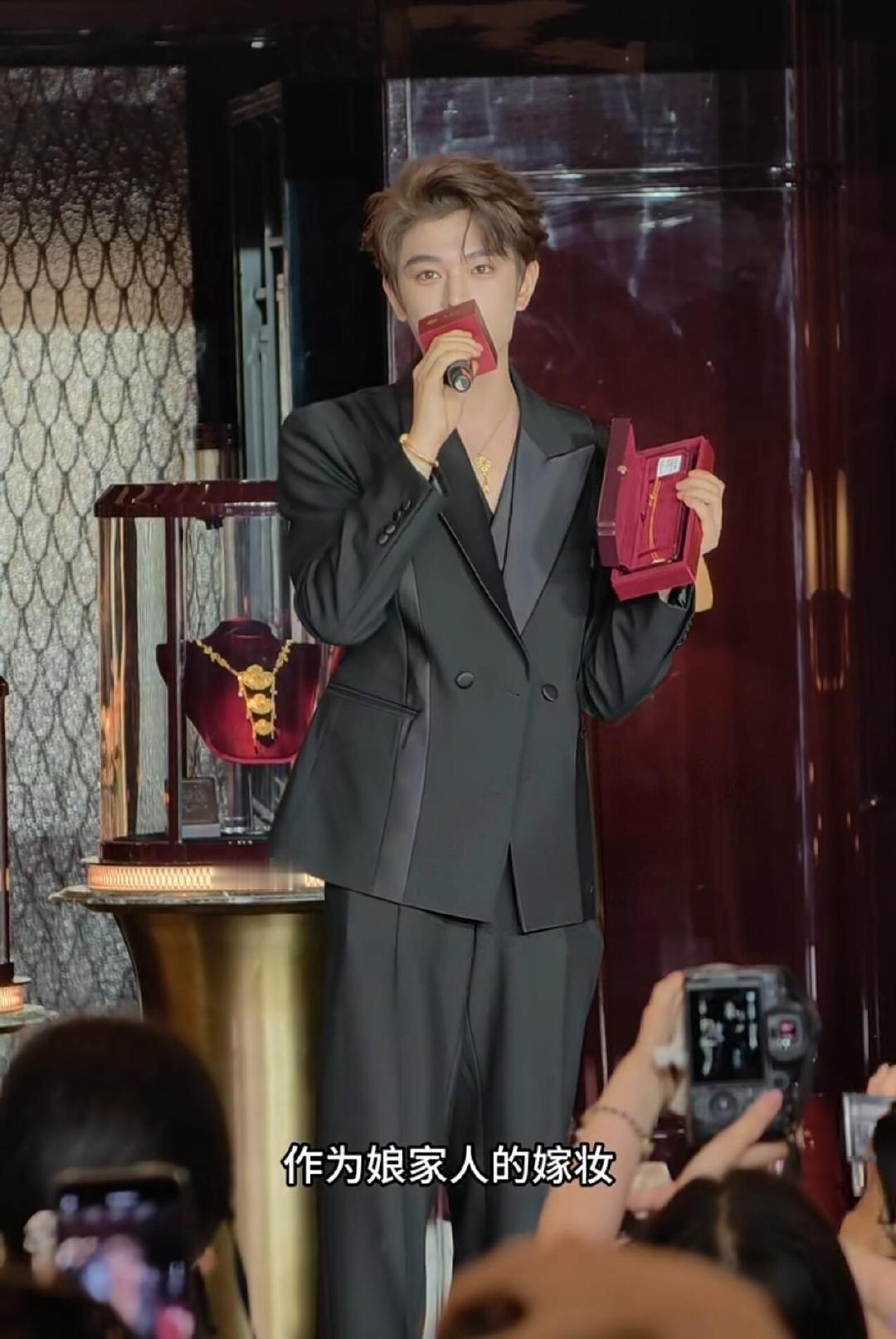 丁禹兮记得粉丝id丁禹兮甚至记得粉丝id偶像与粉丝最好的模样！丁禹兮不光记住粉丝