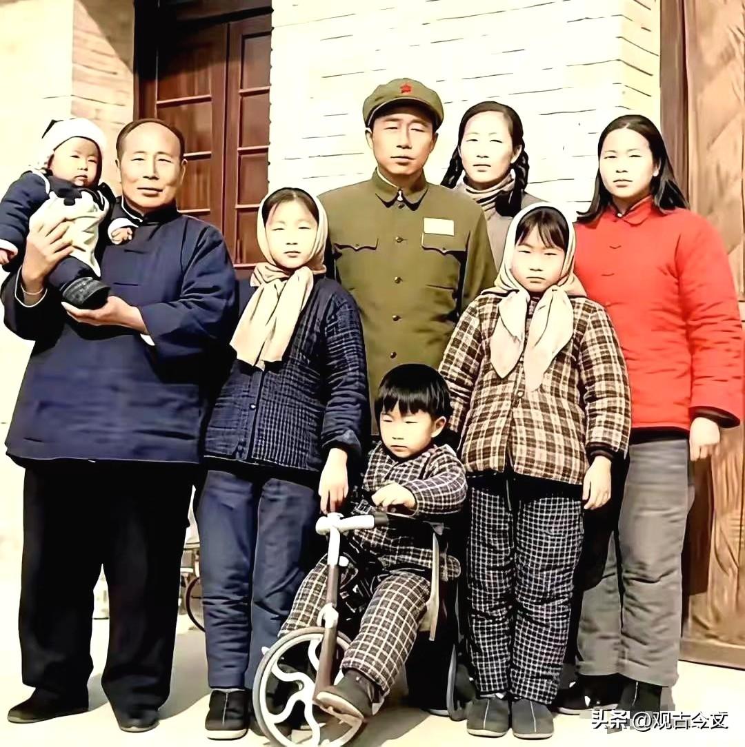 1954年，开国上将彭绍辉与家人在北京东城小牌坊胡同的珍贵合影