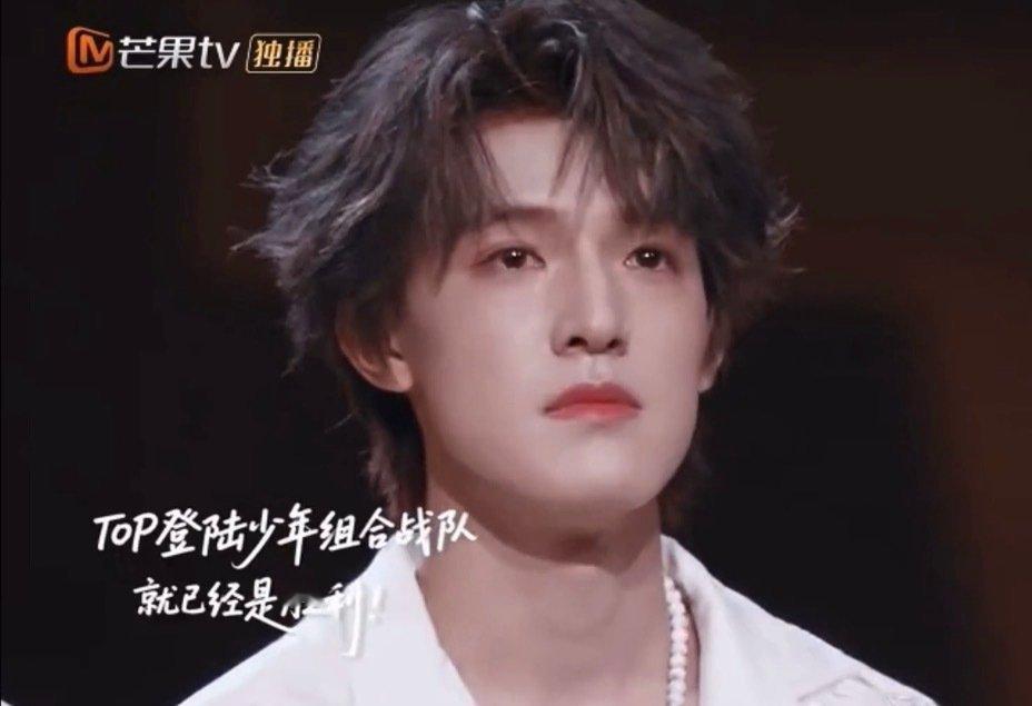 张泽禹哭了 在舞台上听到旁白张泽禹红着眼眶哭了，这份对舞台的珍视全写在眼睛里！张