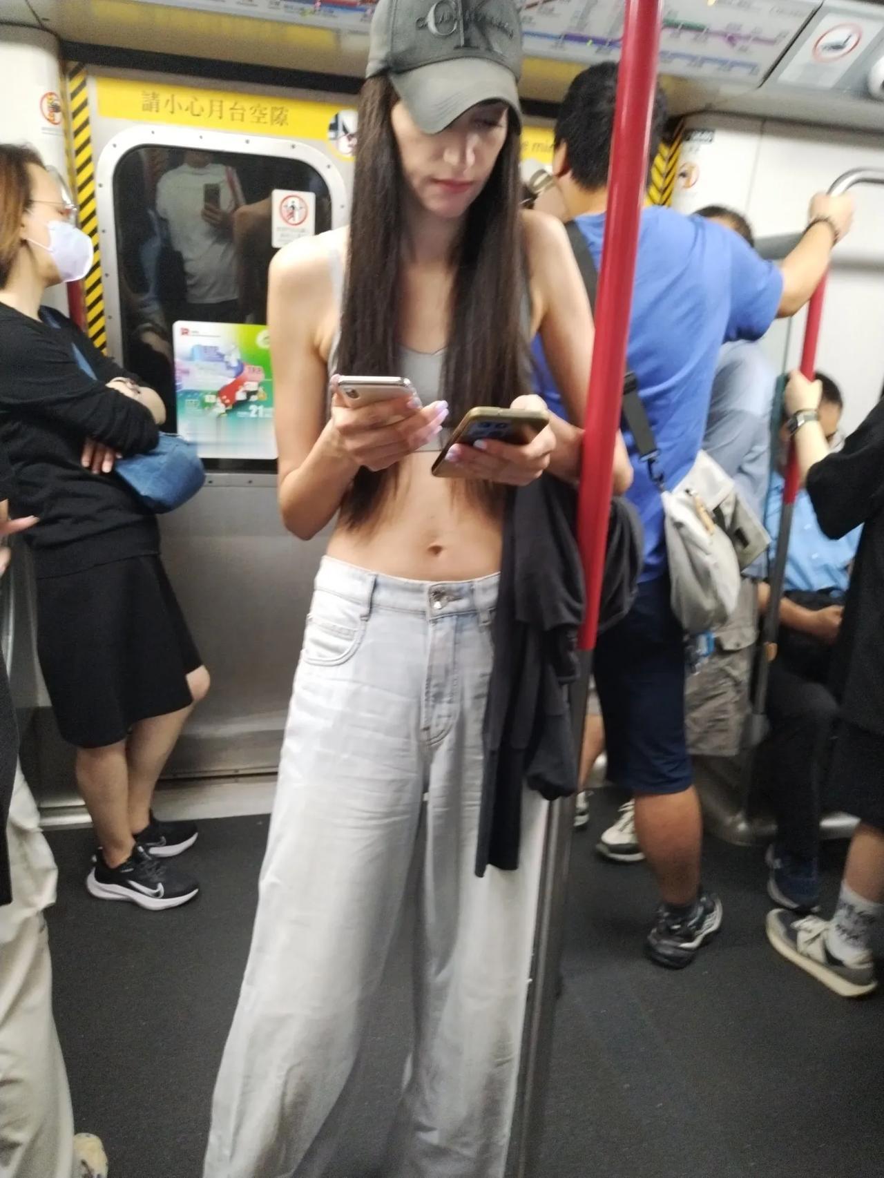 真有人穿Bra坐地铁，第一次見。[大笑]