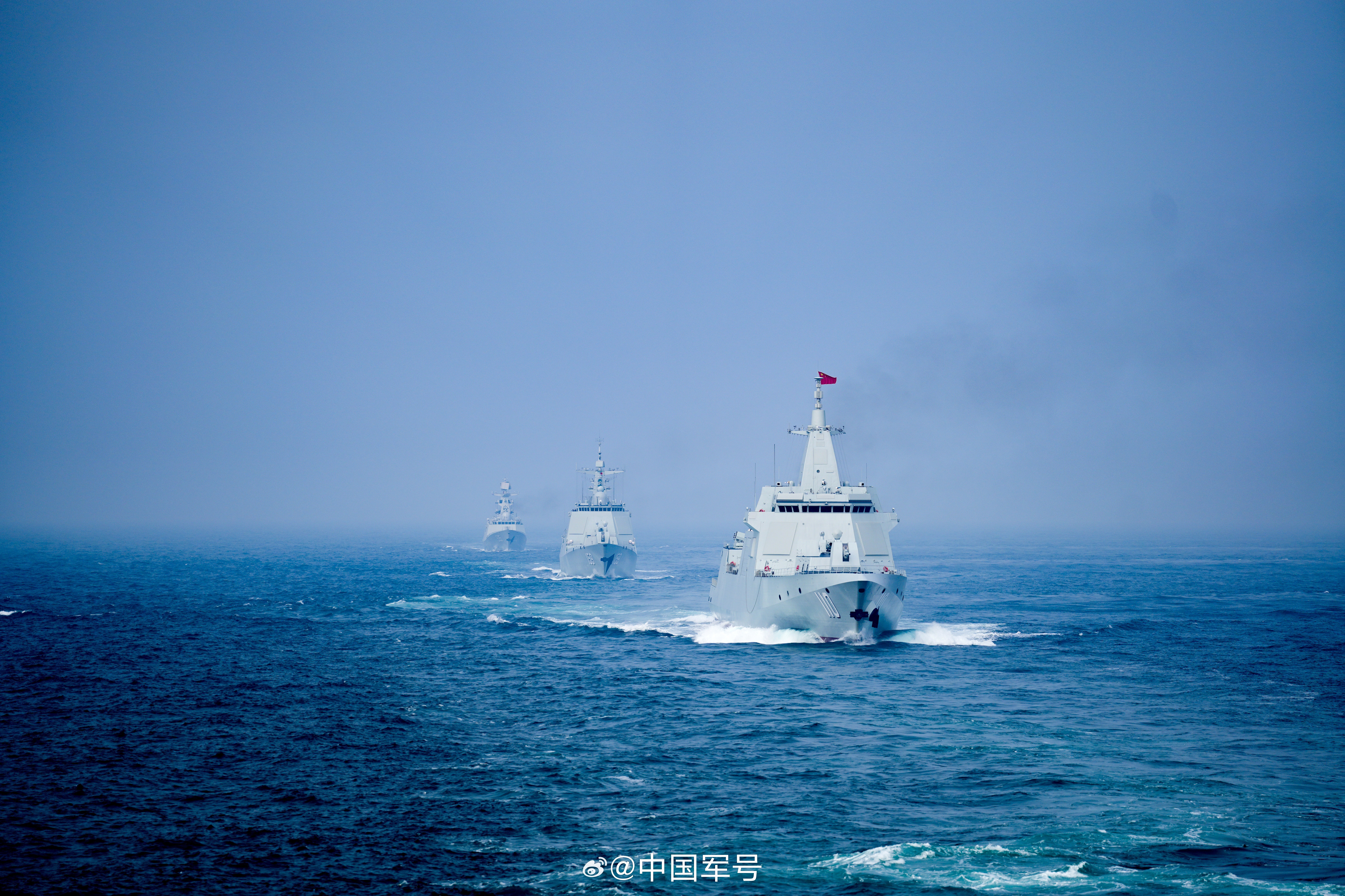 【双“舰”合璧！万吨大驱安庆舰东莞舰最新训练画面】近日，安庆舰、东莞舰等多艘舰艇