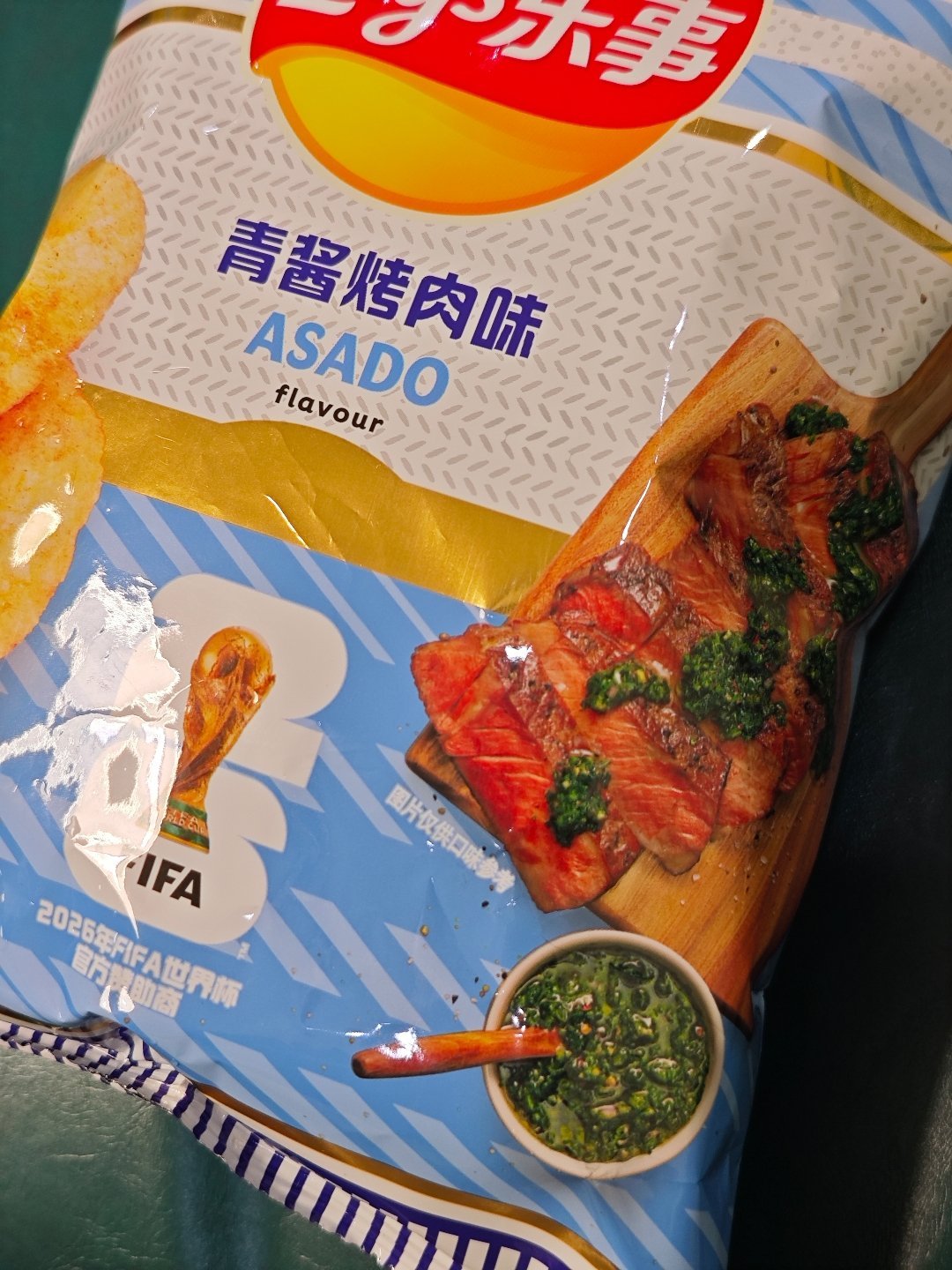 乐事这个青酱烤肉味第一口就是丽丽薯片烤肉味的味道第二口吃到了青酱 所以是丽丽薯片