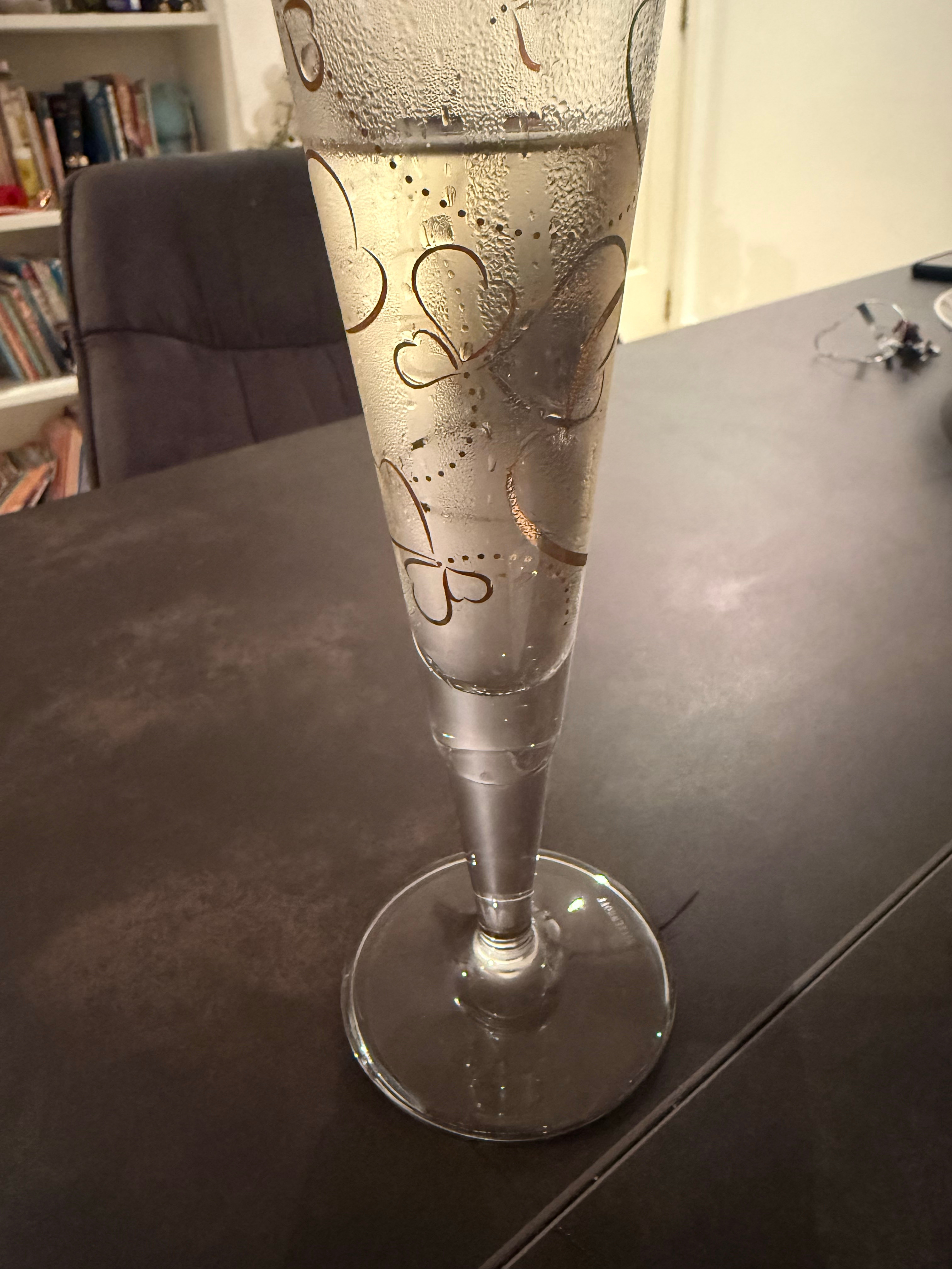 晚九点，开了一瓶香槟🍾。 没特殊的原因，就是想来点酒精。 队友陪着喝了一杯，就