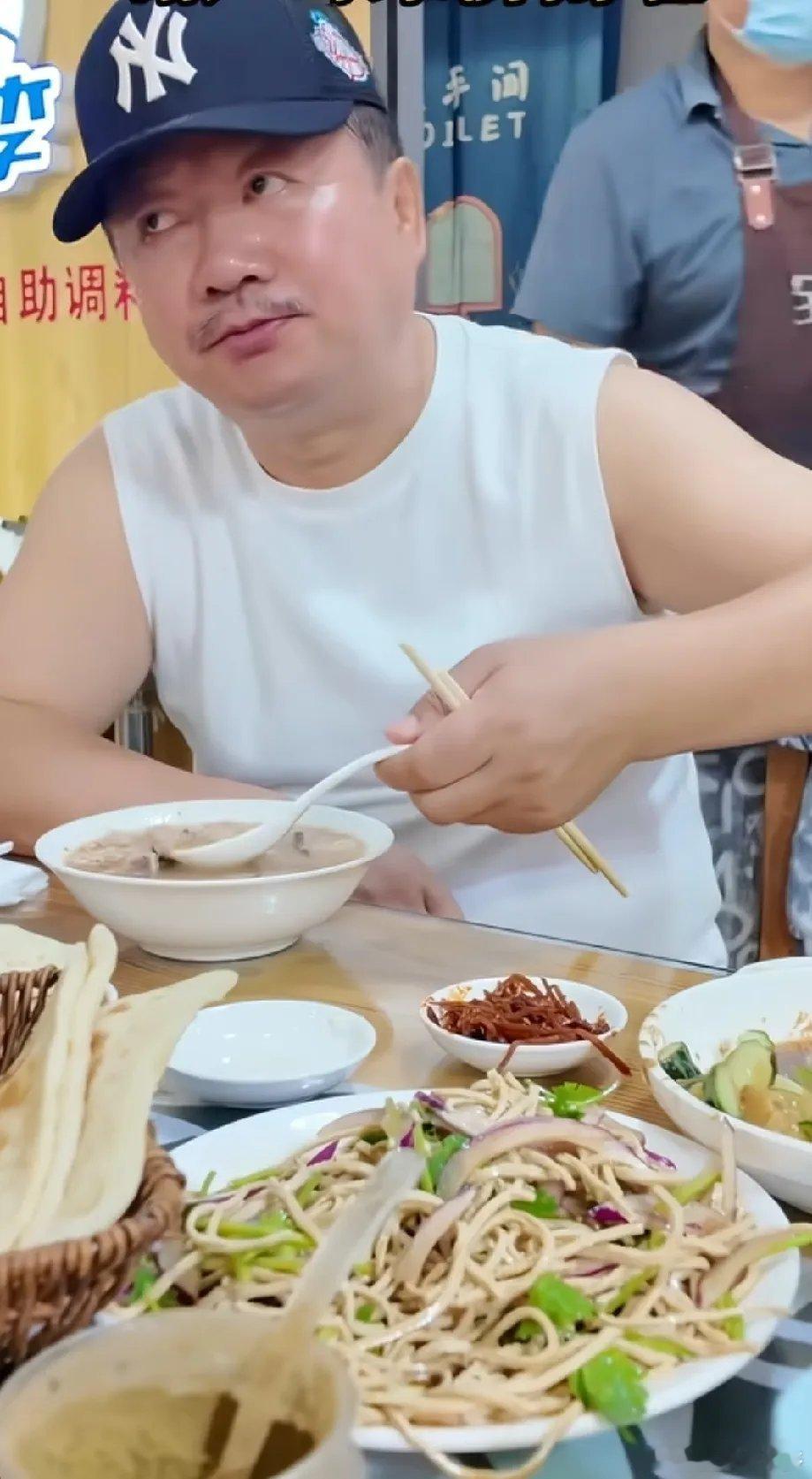 谢广坤来济南吃早餐时的一幕，潮牌、胡辣汤、小咸菜辣疙瘩丝、凉拌百叶丝洋葱。 