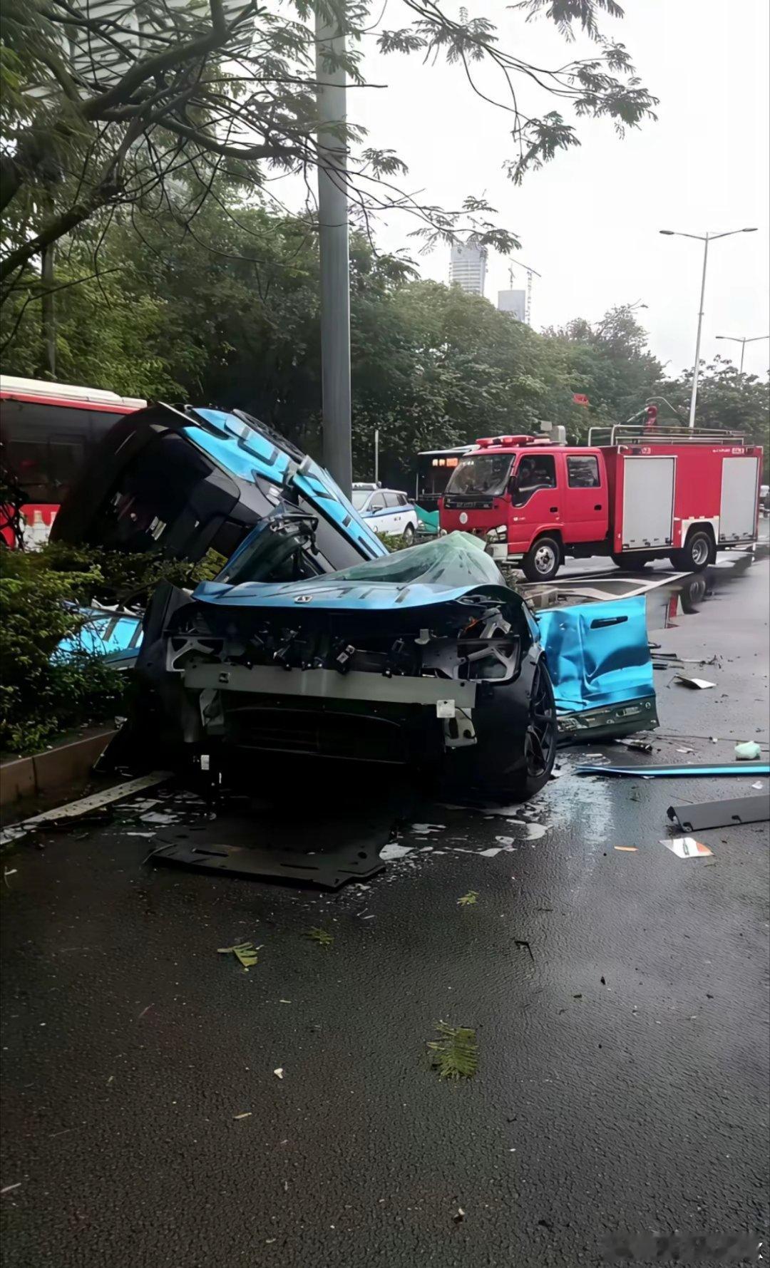这是运气好，还是车太硬？极氪车主在这场事故中毫发无损，极氪001 FR几乎被撞解