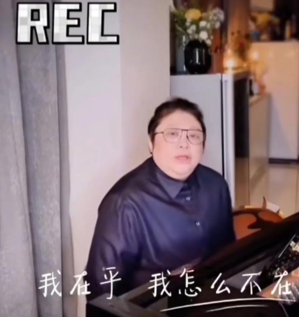 韩红回应来了！

韩红看来被伤的不轻，她拍了视频说，“我怎么能不在乎，我曾那么用