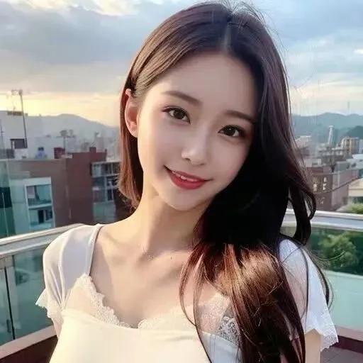 阳光下的甜美女孩，城市风光的浪漫瞬间。少女感微笑女孩 阳光白裙少女 生活阳光美女