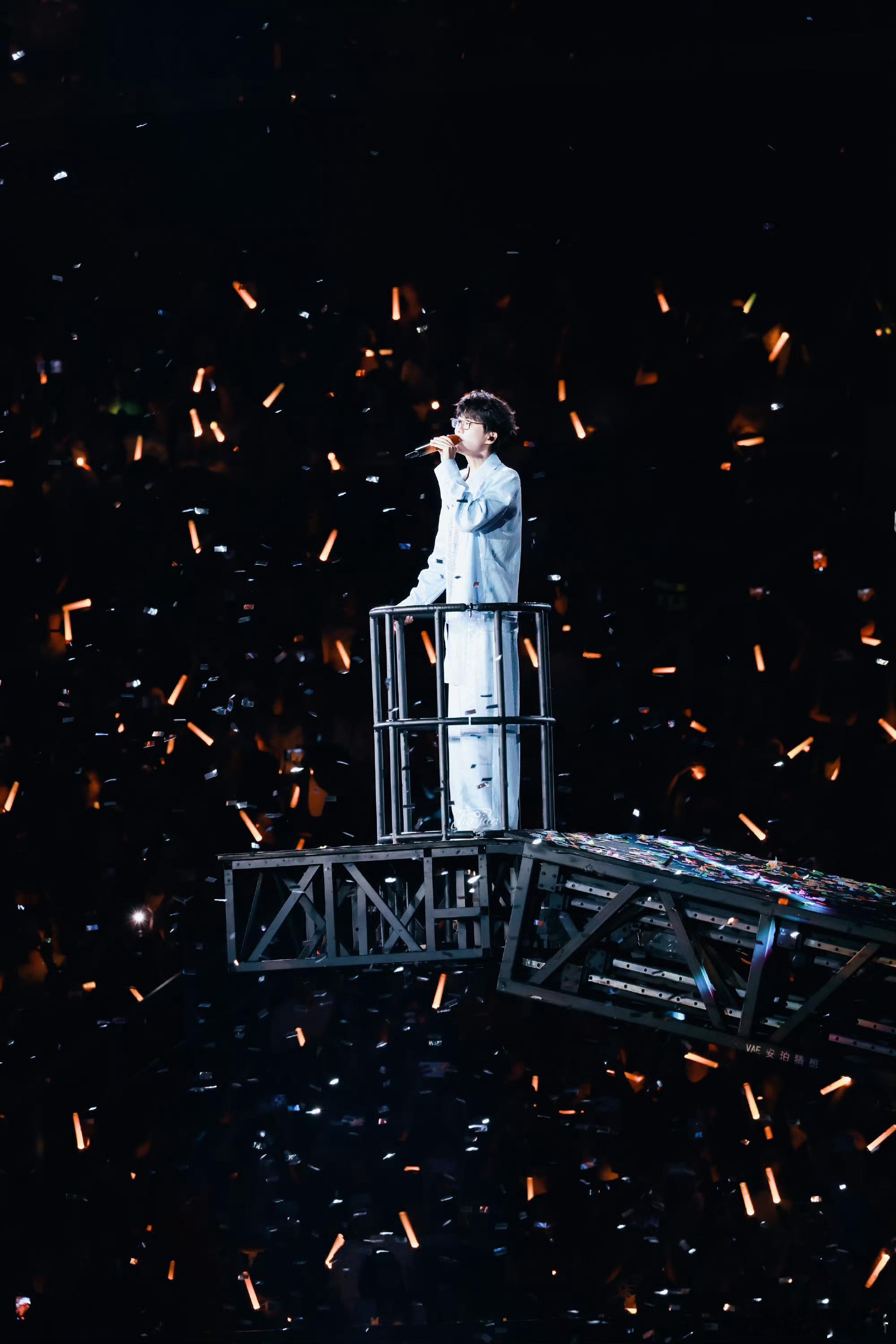 许嵩15后歌迷出现了许嵩广州巡演真的刷新对音乐传承的认知，场馆里面遍布各个年龄段