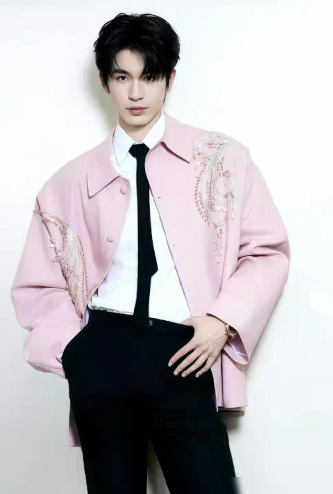 一部剧33亿播放，却被骂成粉底液将军？
张凌赫新剧《逐玉》彻底撕开了内娱的遮羞