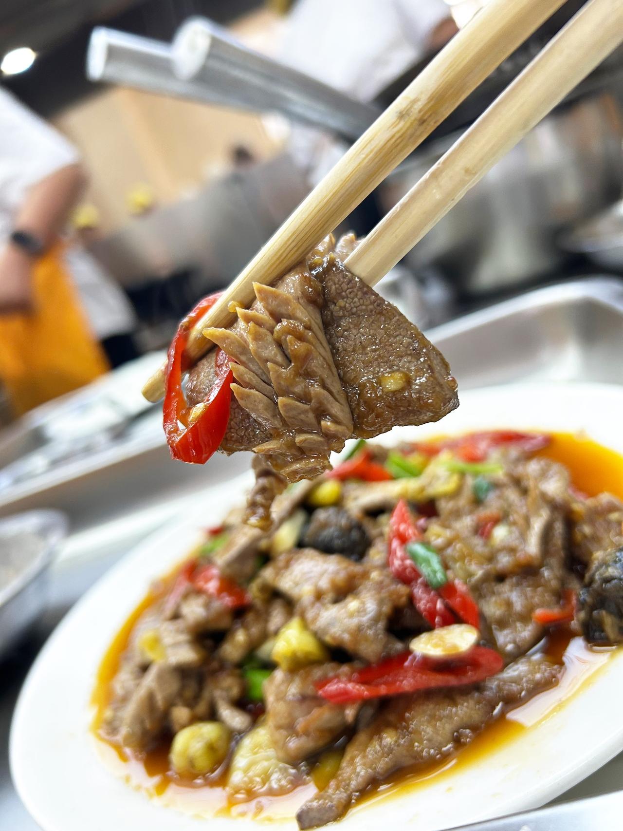 红绿相间，肉香满盘。