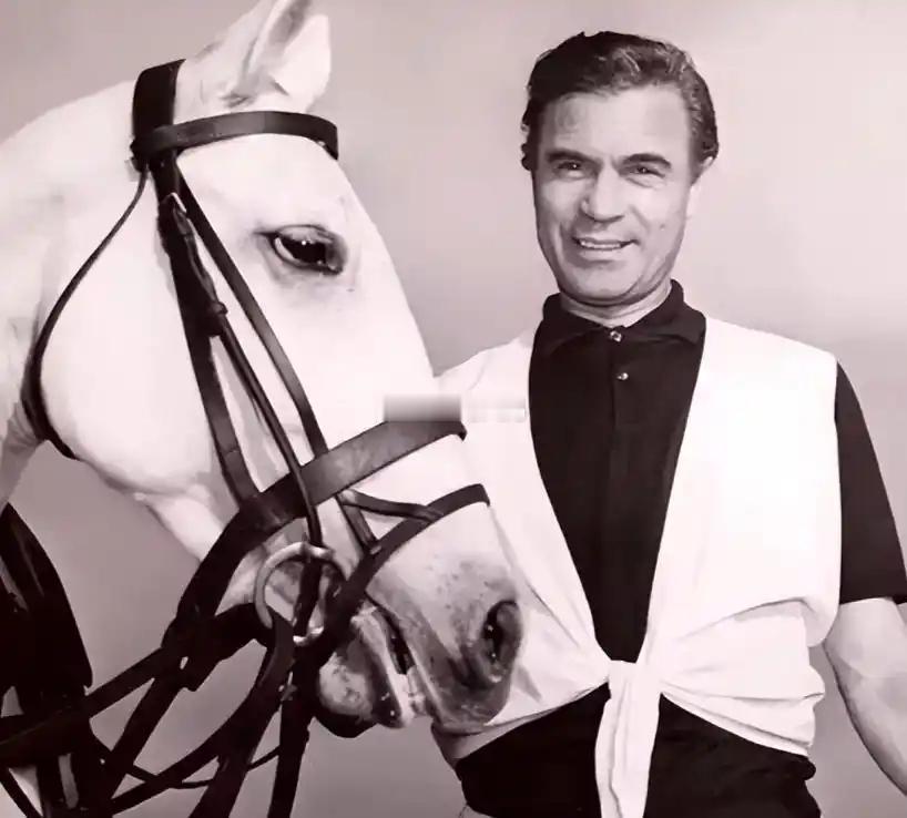 江湖总是盛传，某男明星 dior 很大，毕竟他作为一个干啥都赔钱的主儿，居然能一