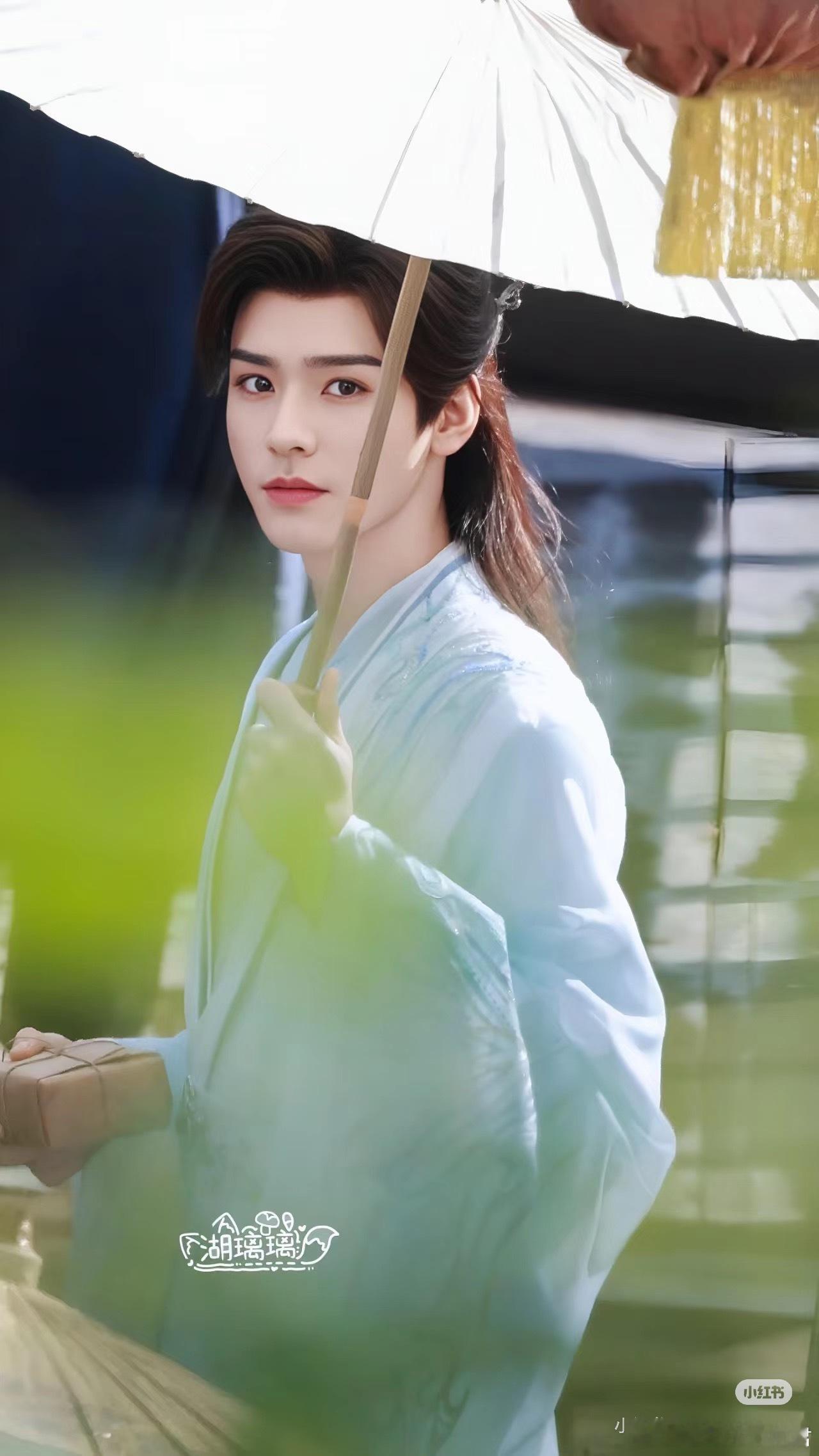 古装剧《攻玉》男女主在谈 龚俊&孙珍妮。 