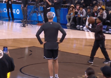 孩子王？库里空接惹来小学生一众欢呼！
在今天NBA常规赛勇士与黄蜂的赛前热身中，