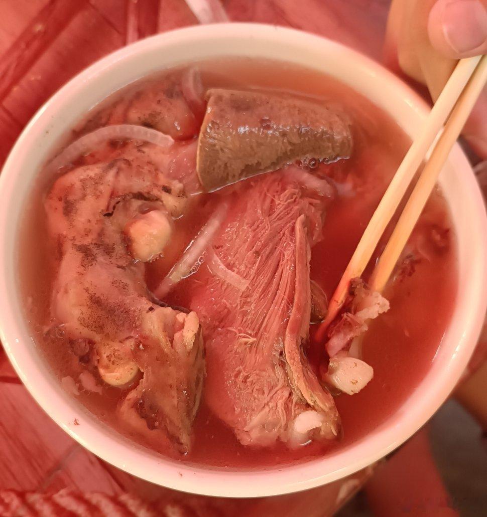 这个小馕一块钱一个，现烤出来还是热的，放了紫苏种子，好吃。羊头汤25块，孩子爱吃