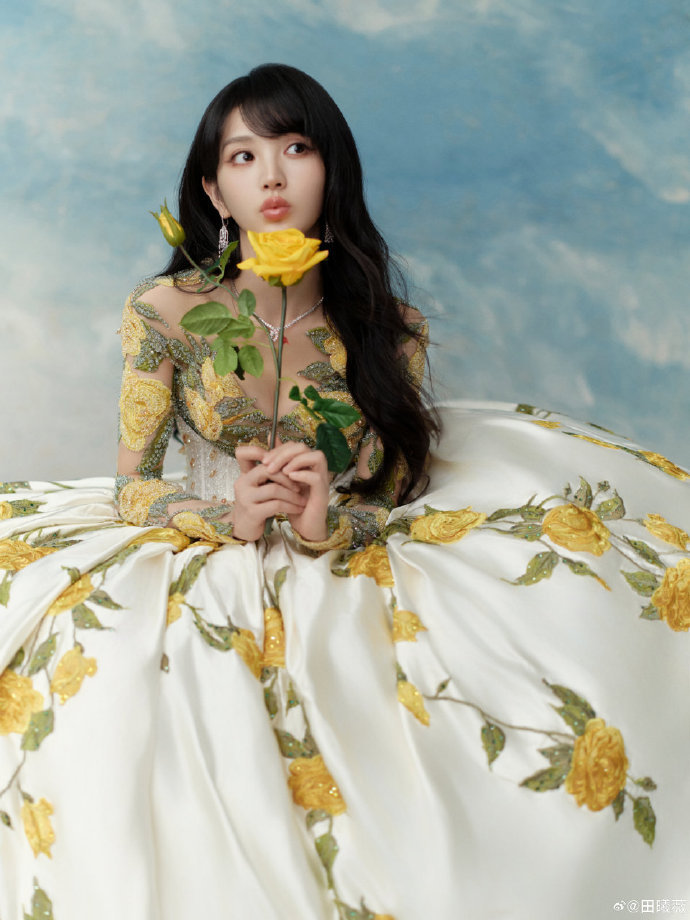 田曦薇身着黄玫瑰元素礼服致敬刘亦菲，这身材谁看了不爱 