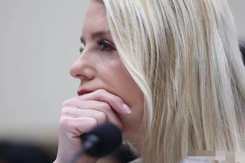 美国大乱！司法独立彻底崩溃！昨天还在说特朗普正在考虑解雇美国司法部长帕姆·邦迪，