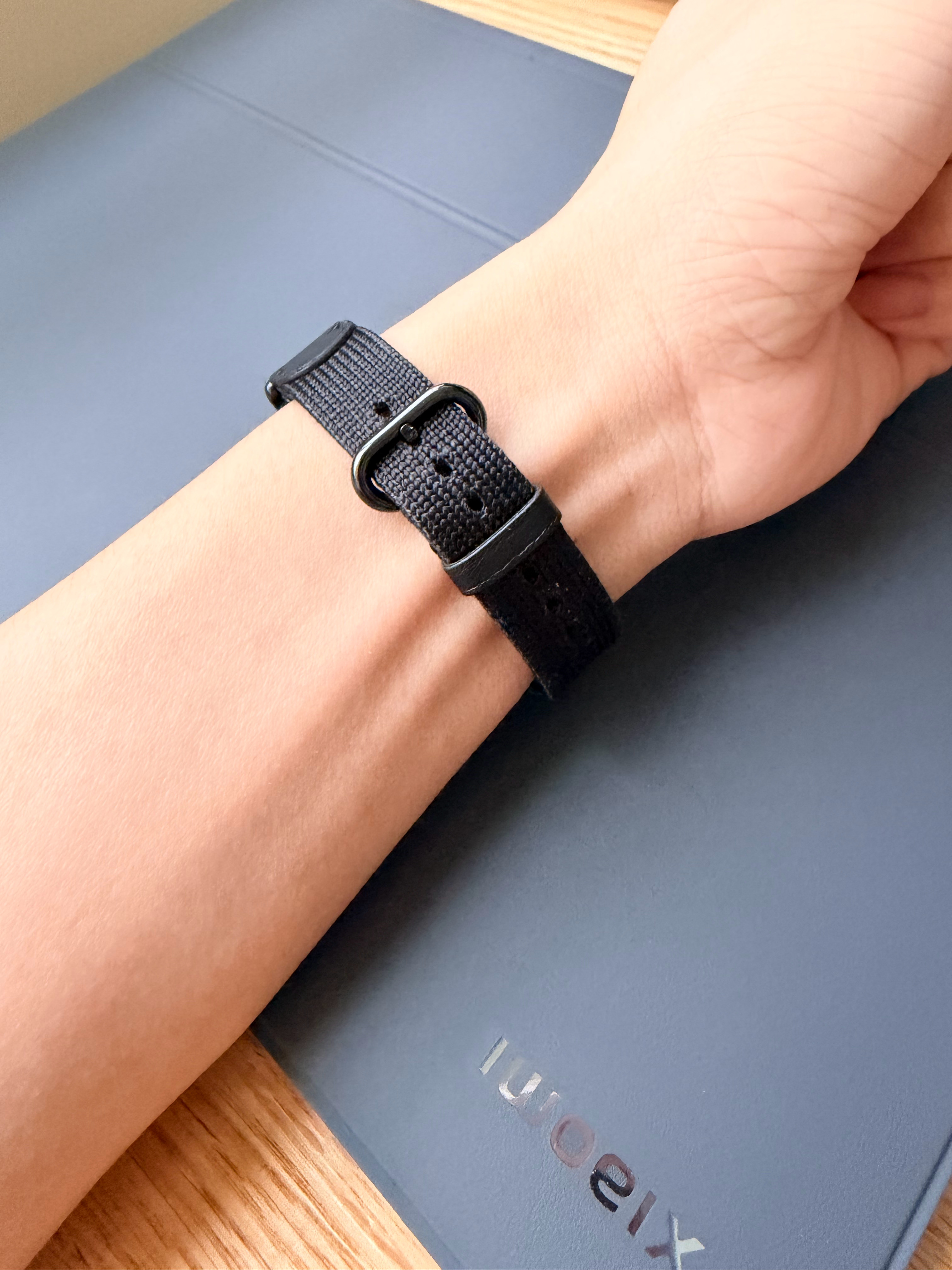 小米手环10这个蚕丝针织腕带戴挺久了，依旧是我目前最推荐的小米手环腕带，轻，贴肤