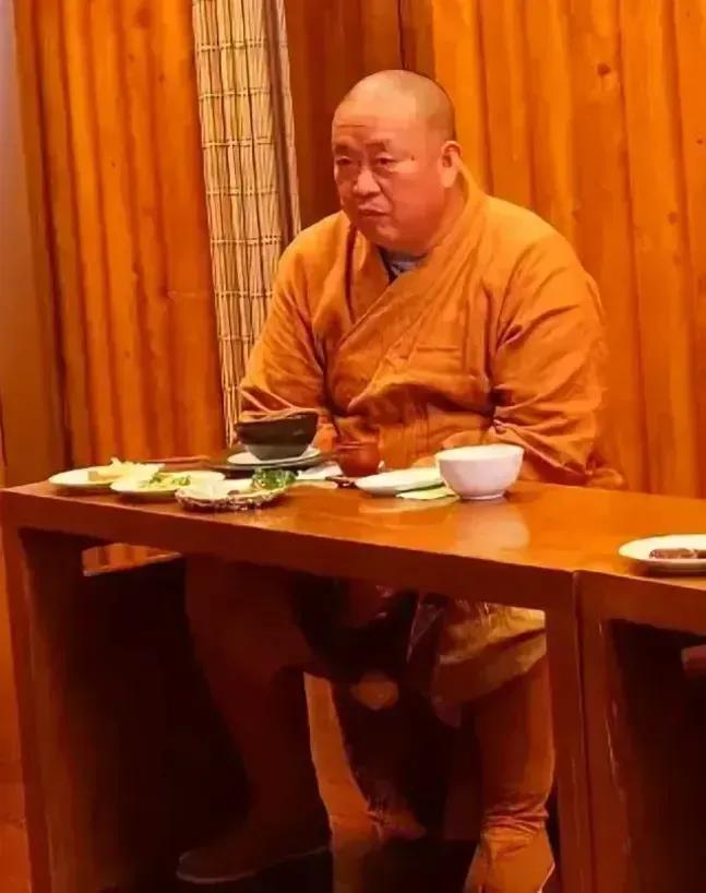 12月2日，释永信在寺庙内吃斋饭的视频被曝。桌上共有三款清素菜色，不仅清淡，量也