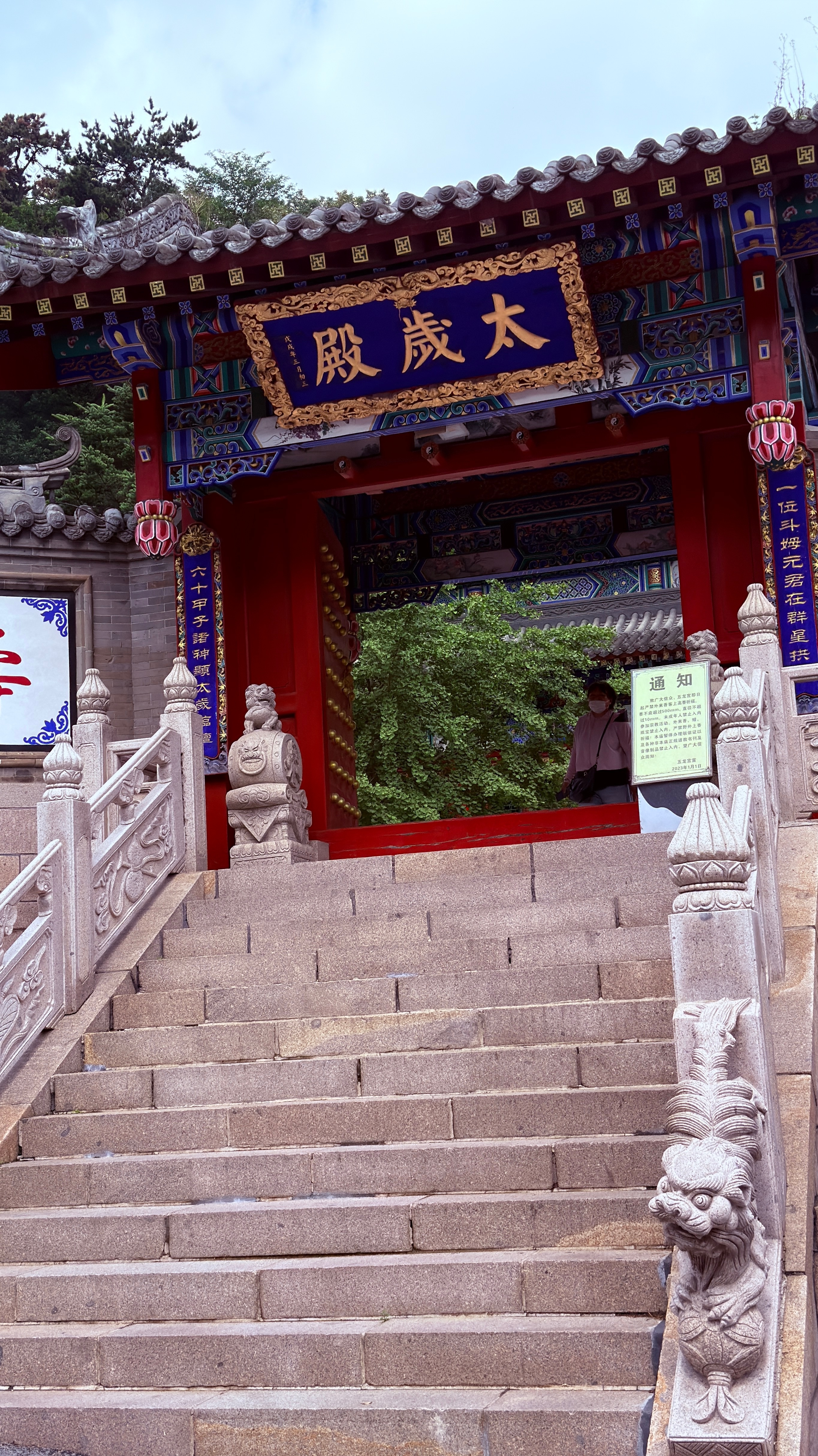 上香吉祥话金香炉子全家宝，谁家烧香谁家好。男人烧香大发财，女人烧香财自来。大人福