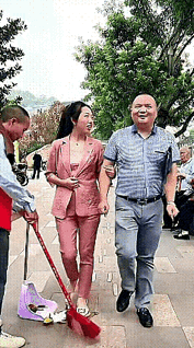 鸟美在羽毛
人美在心灵
像这样的女人
长得再漂亮有啥用