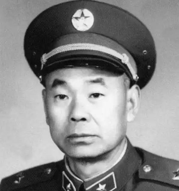 1971年，我国首枚实战氢弹空投时卡在飞机上，周总理果断下令 撤离所有地面人员，