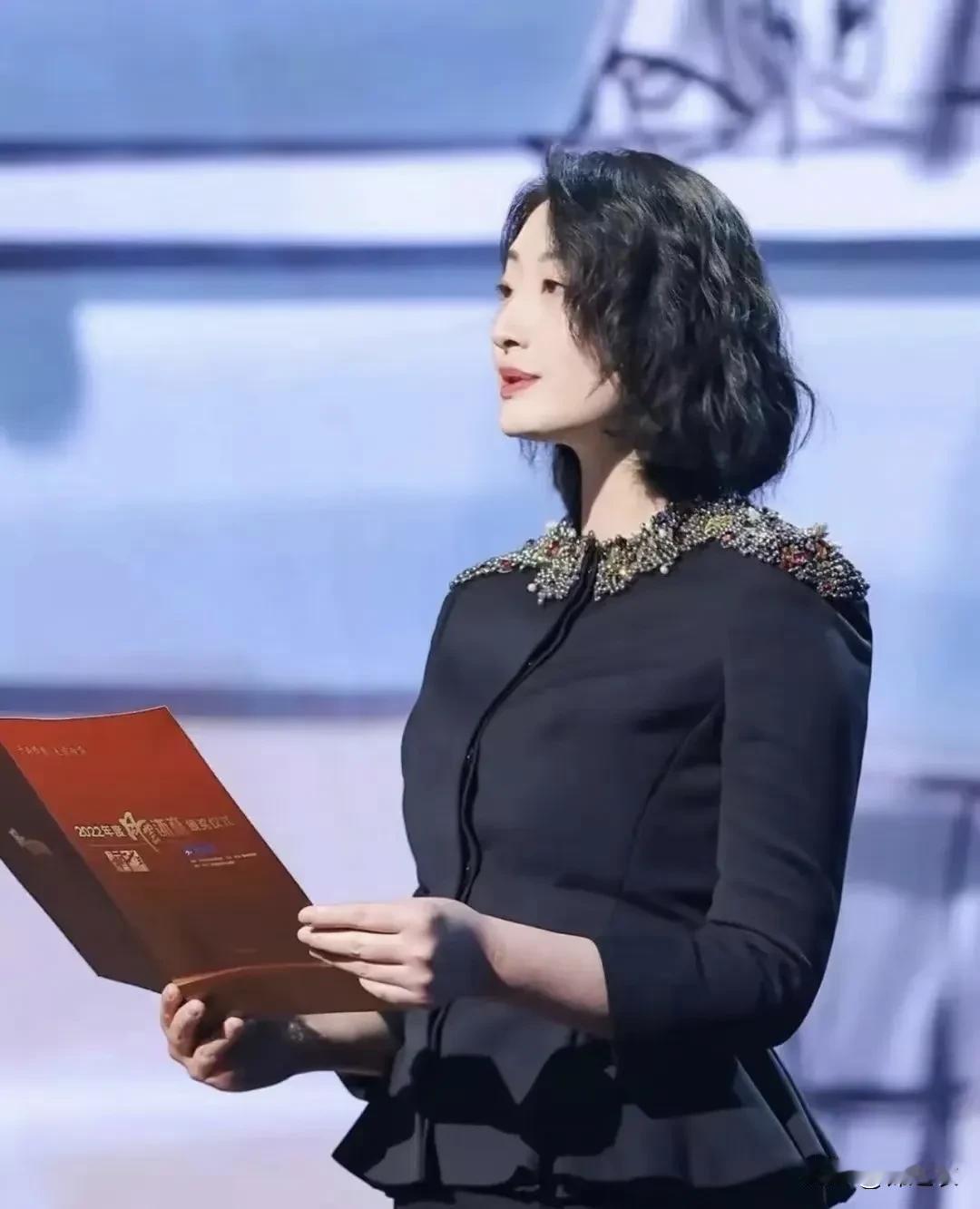我翻了翻宗馥莉过往的采访，她回答过主持人说；自己的成就感来自于对宏胜一些制度的改