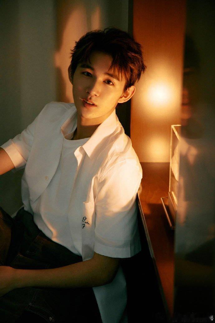 荣梓杉曾以手机没电为由推卸职责荣梓杉在花少推卸职责荣梓杉 李禹熹面对团队分工，即