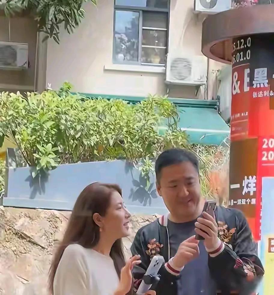 这男的又老又……不搭啊[捂脸][耶][耶][耶]