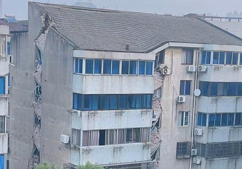 江苏丹阳一小区楼栋发生不均匀沉降，致楼体部分开裂，官方通报 网页链接