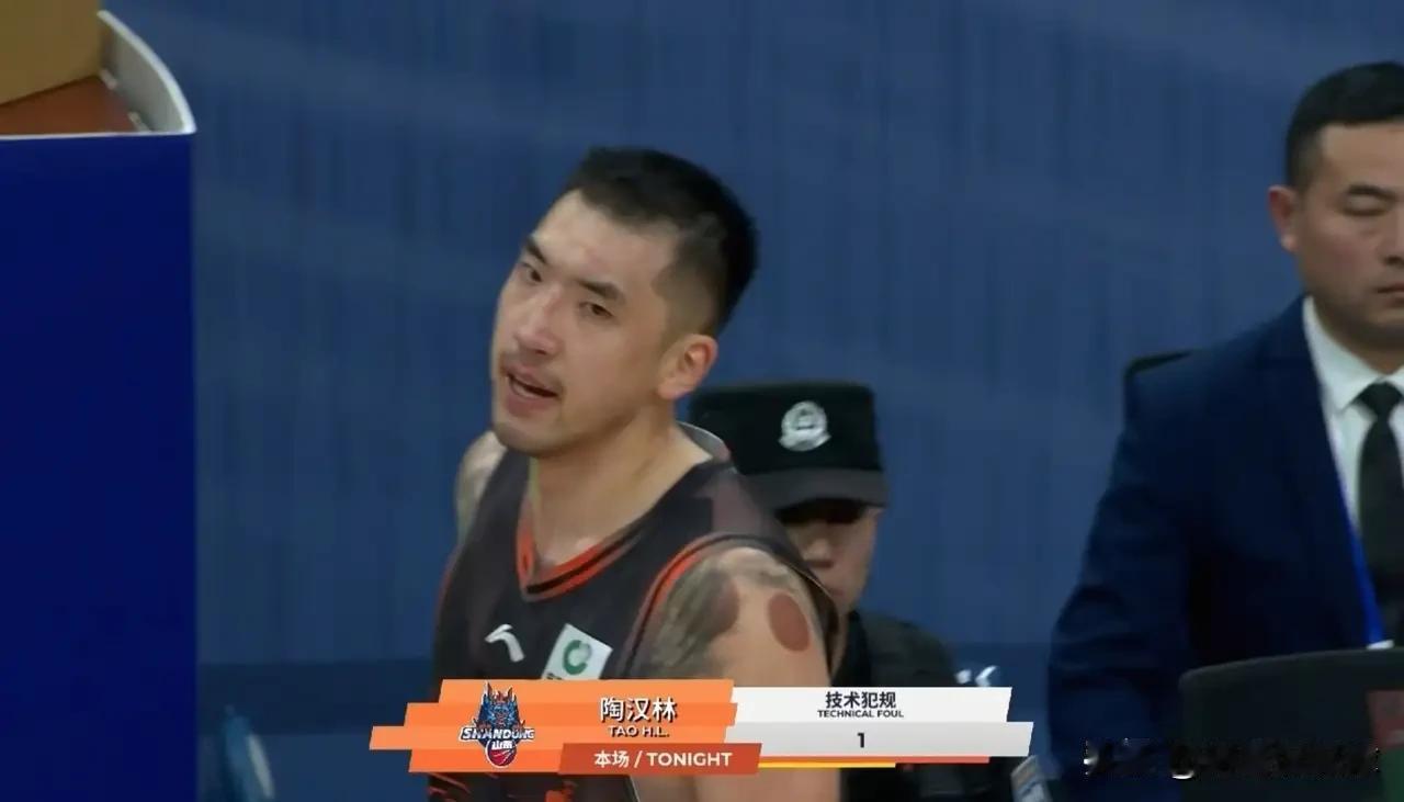 山东高速老将陶汉林确定不会退役了！今天据山东体育休闲频道报道，山东高速男篮将会在