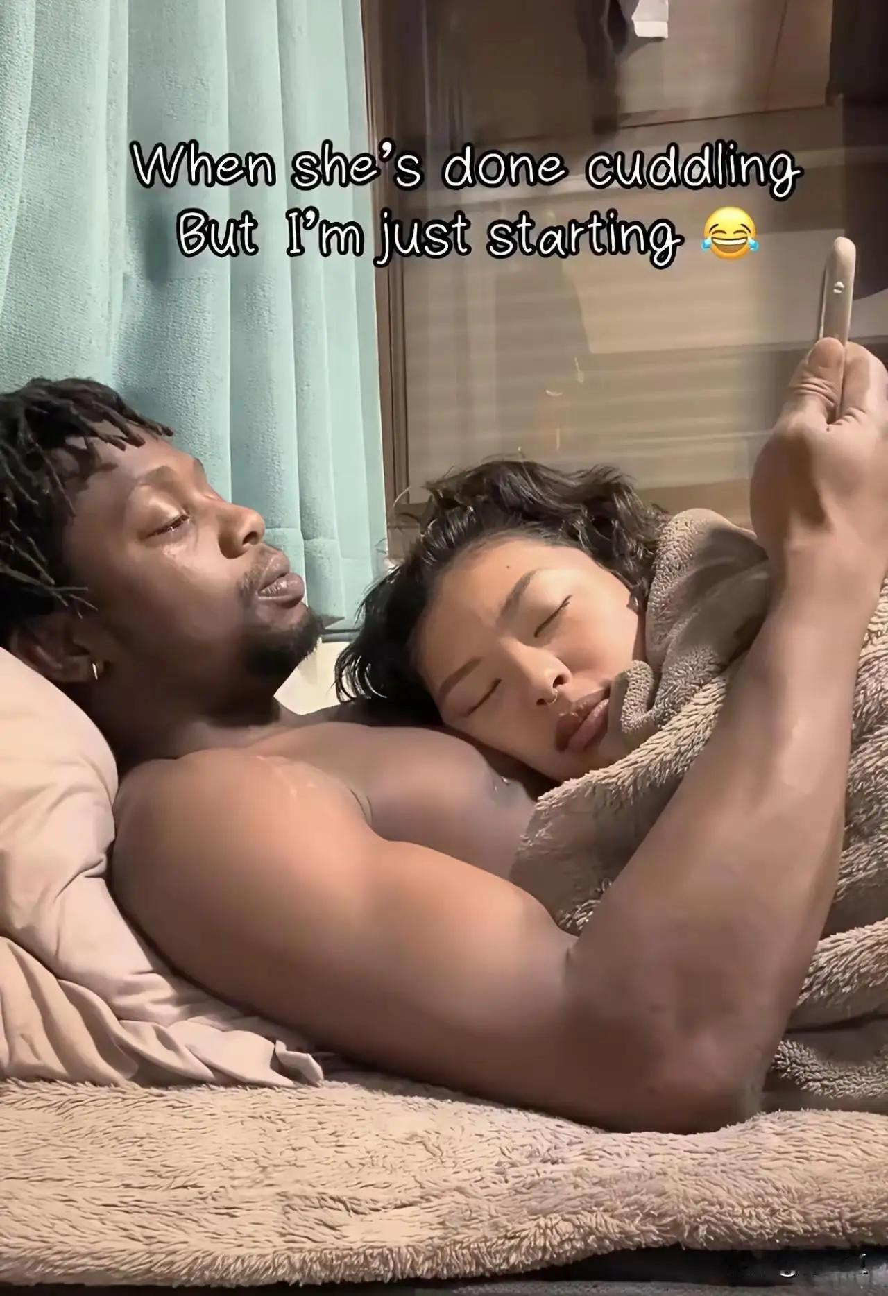 她真的是爱他，她也以为他是真的是爱她。
甜蜜期过了，他腻了，不觉新鲜了，于是就发