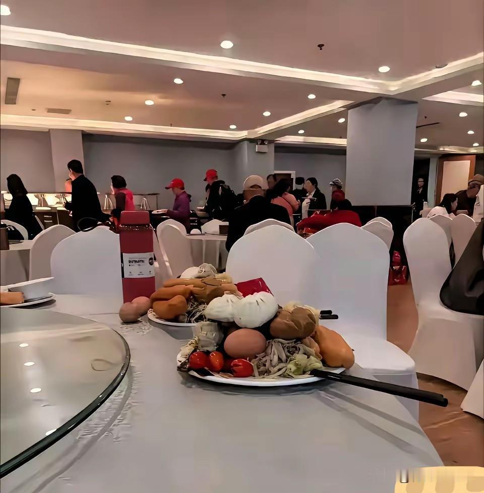 老年团的早餐，真的这么能吃吗[捂脸]