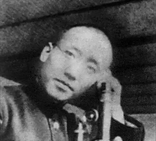 1912年洞房之夜，郭沫若见发妻太丑，拒绝同房。就在他转身要走时，发妻拉住他苦苦