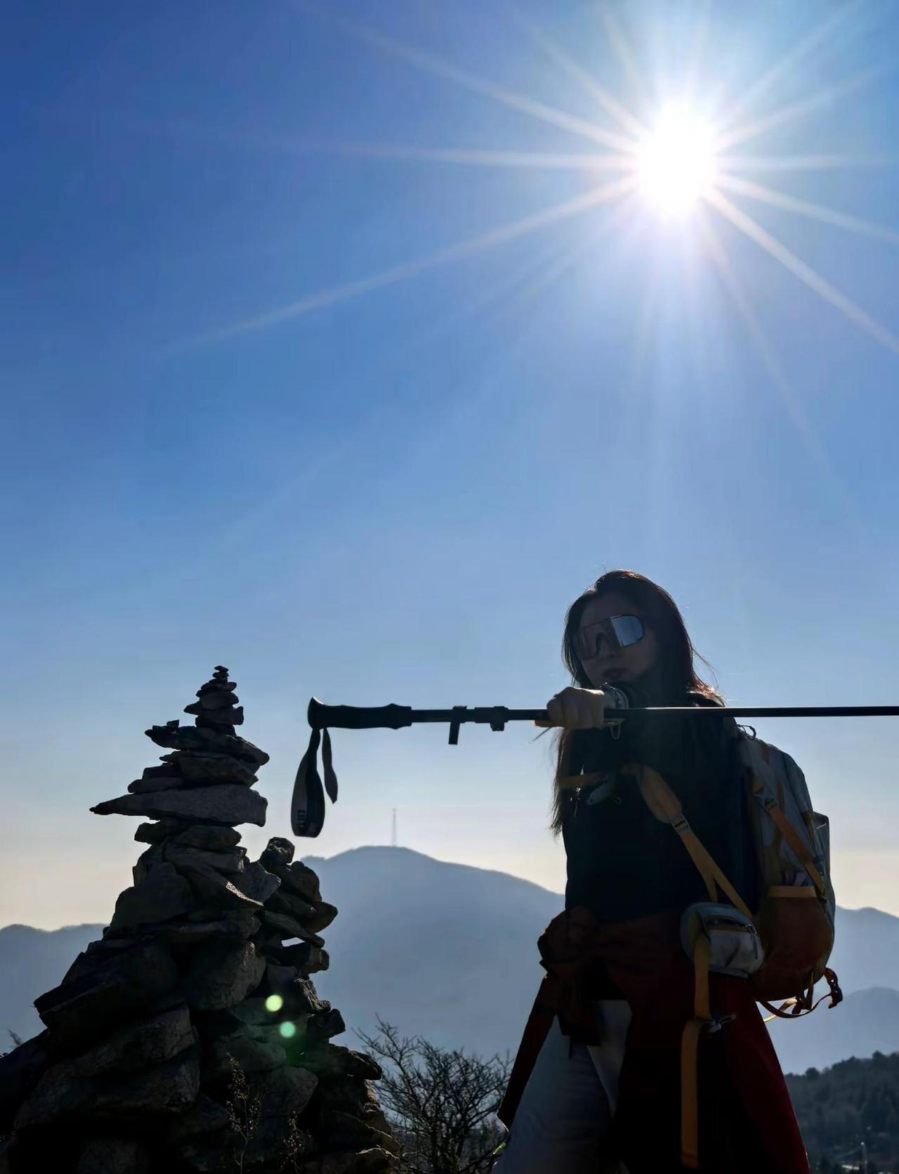 每天不是在爬山的路上，就是在商量去哪爬山，还菜还爱玩，往返五公里的山，都介绍给我