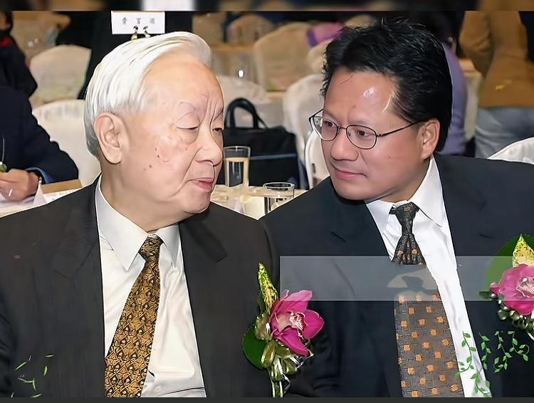 年轻时的黄仁勋与张忠谋的一张留影，两人亦师亦友更是合作关系黄金搭档。