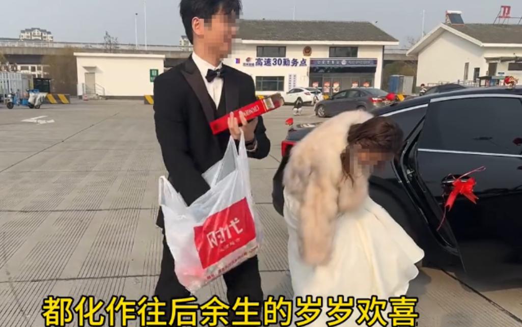 在上海，一辆孤独的婚车正缓缓行驶在高速公路上，路面宽广而空旷，车身绑着红艳艳的横